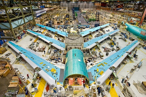 Výroba letadla Boeing 747 - finální montáž sekce draku (křídlo a trup)