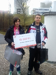 Naši úspěšní soutěžící se symbolickým šekem