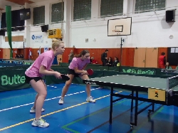 Jitka Máchalová (vpravo) s Lenkou Růžičkovou při napínavém zápase s družstvem z Klášterce nad Ohří.