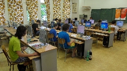Soutěžící v republikovém finále (Pavel Vondrášek ve 2. řadě u okna) 
