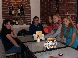 Posezení v cukrárně před odchodem na vlak domů